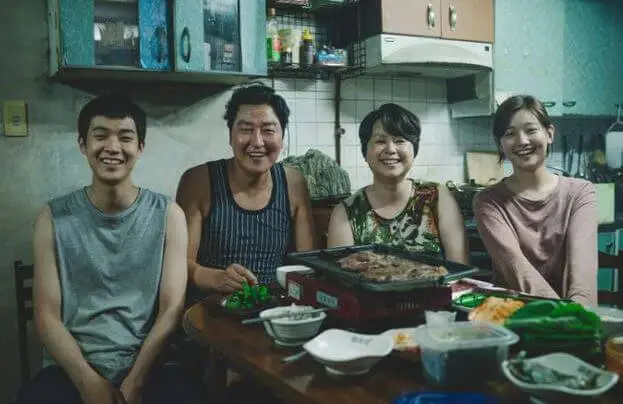 영화 기생충 주연 배우들이 식사하는 중 찍은 장면